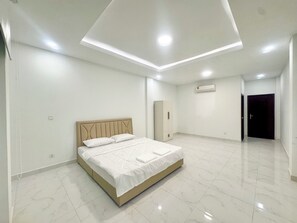 5 bedrooms, in-room safe, iron/ironing board, free WiFi - Spacious 5-Bedroom Modern Khmer Home in Central Phnom Penh (Phnom Penh)