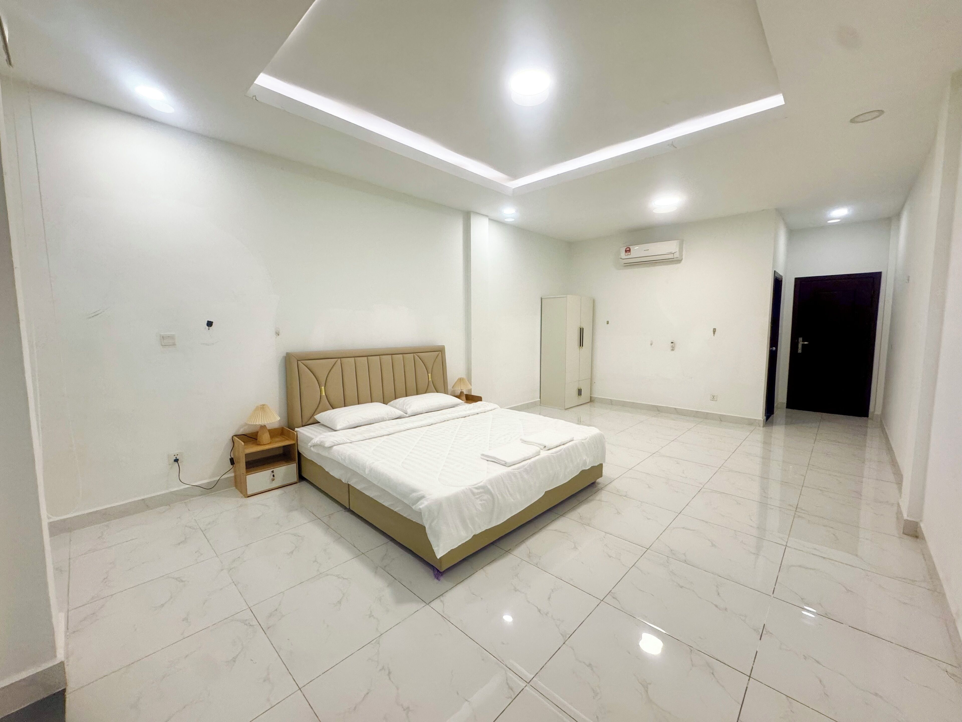 5 bedrooms, in-room safe, iron/ironing board, free WiFi