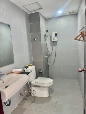 Een douche, een haardroger, een bidet, handdoeken