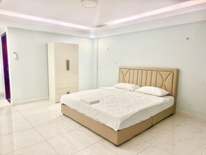 5 bedrooms, in-room safe, iron/ironing board, free WiFi - Spacious 5-Bedroom Modern Khmer Home in Central Phnom Penh (Phnom Penh)