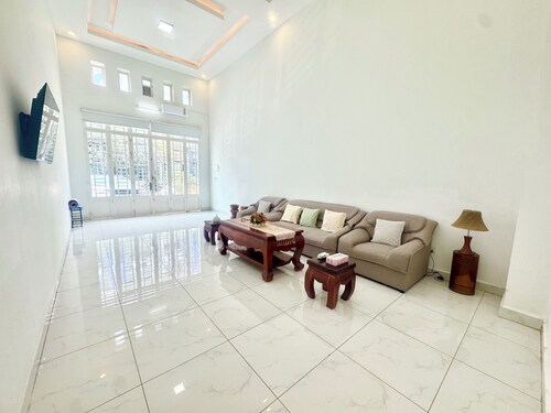Spacious 5-Bedroom Modern Khmer Home in Central Phnom Penh