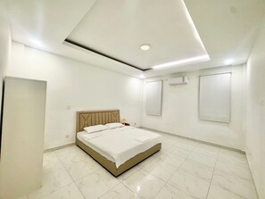 5 bedrooms, in-room safe, iron/ironing board, free WiFi - Spacious 5-Bedroom Modern Khmer Home in Central Phnom Penh (Phnom Penh)