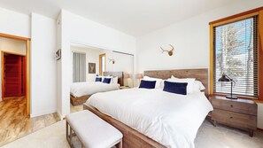 3 bedrooms, iron/ironing board, free WiFi, bed sheets - Spacious Renovated Corner Townhome, Laundry, Garage, BBQ (Mammoth Lakes)