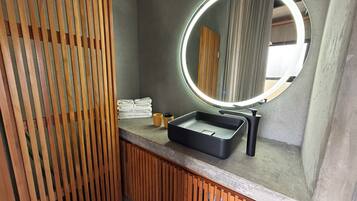 Deluxe Studio, River View | Interior