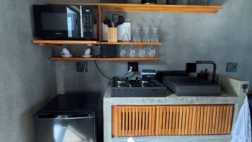 Deluxe Studio, River View | Private kitchen | Microwave, stovetop, cookware/dishes/utensils