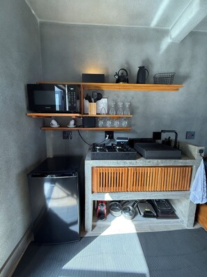 Microondas, placa de cocina, utensilios de cocina