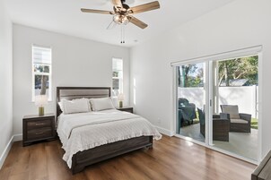 4 habitaciones y espacio para trabajar con laptop 