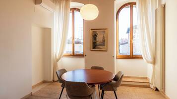 Apartment, 5 Bedrooms | Dining room