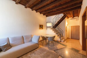 Apartment, 5 Bedrooms | Ruang tamu