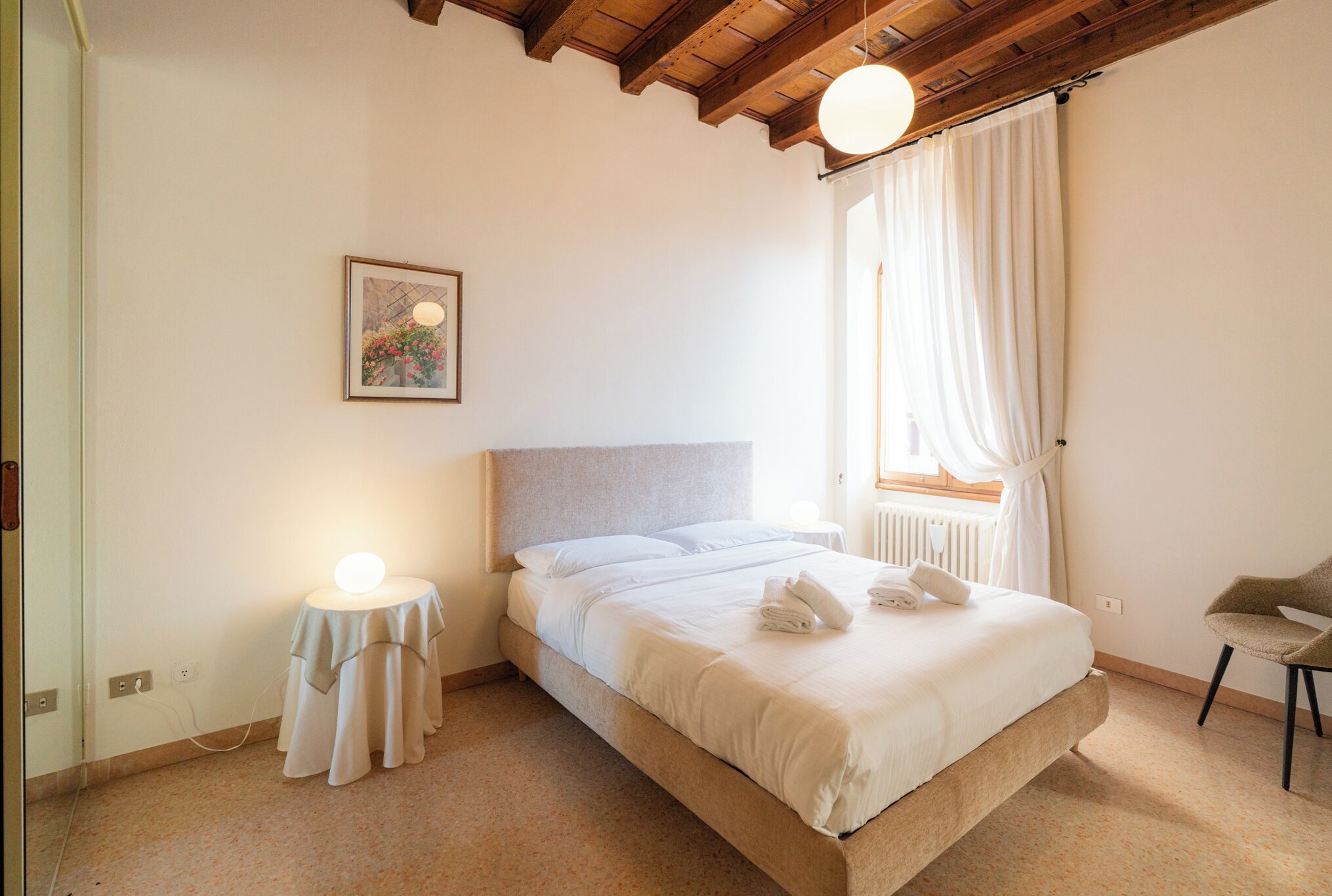 Caja de seguridad en la habitación y tabla de planchar con plancha 