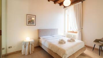 Caja de seguridad en la habitación y tabla de planchar con plancha