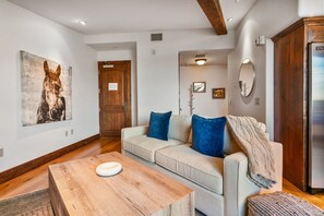 Condo, 1 phòng ngủ | Khu phòng khách