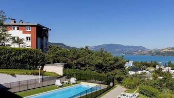 Außenpool (je nach Saison geöffnet), Sonnenschirme, Liegestühle