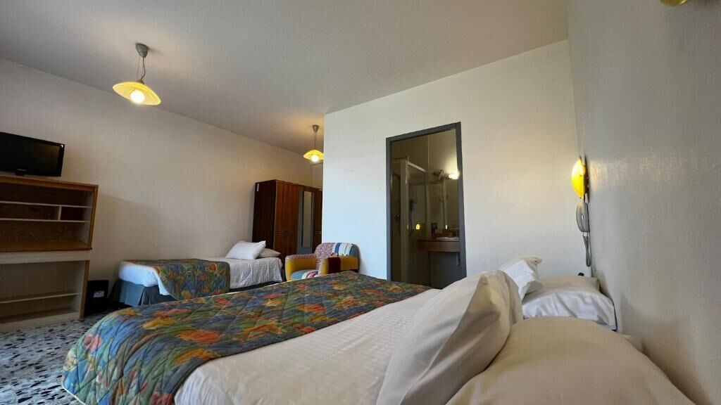 Kolmen hengen standard-huone, näköala uima-altaalle | Ilmainen Wi-Fi