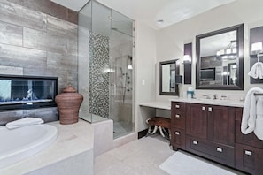 Apartment, 3 Schlafzimmer | Badezimmer | Handtücher, Shampoo