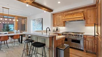 Condo, 4 Bedrooms | Private kitchen | Fridge, oven, coffee/tea maker, toaster