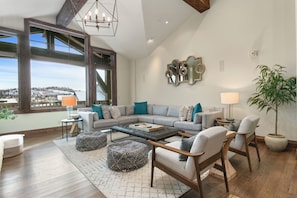 Condo, 3 quartos | Área de estar