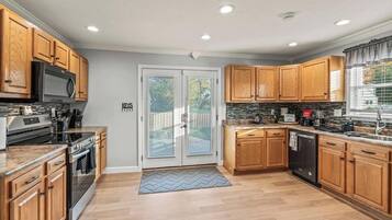 Køleskab, mikrobølgeovn, ovn, kogeplade