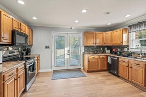 Fridge, microwave, oven, stovetop - Perfect Home for Families & Professionals! Porch, yard, fire pit & BBQ. Close to everything. (Troy)