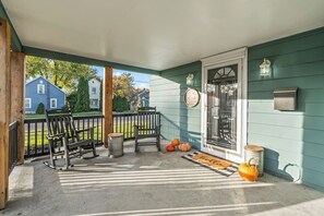 Terrace/patio - Perfect Home for Families & Professionals! Porch, yard, fire pit & BBQ. Close to everything. (Troy)