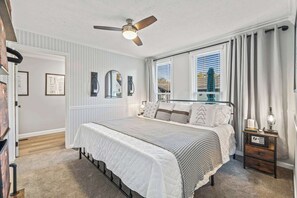 3 bedrooms, iron/ironing board, travel cot, free WiFi - Perfect Home for Families & Professionals! Porch, yard, fire pit & BBQ. Close to everything. (Troy)