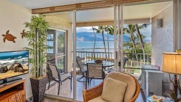 Condo, 2 Bedrooms | Living area