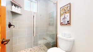 Condo, 3 Bedrooms | Bathroom | Towels, shampoo - Snowcreek V #777 3 Bedroom Condo (Mammoth Lakes)