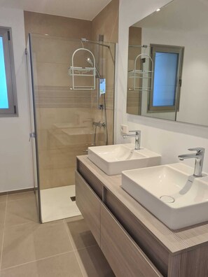 Shower, hair dryer, towels - BEAUTIFUL APARTMENT IN RESIDENCE JARDINES DE LOS MENCEYES HEATED SWIMMING POOL (Palm-Mar)