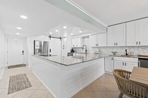 Condo, 2 phòng ngủ | Bếp riêng | Tủ lạnh, lò nướng, dụng cụ pha cà phê/trà, lò nướng bánh mì 