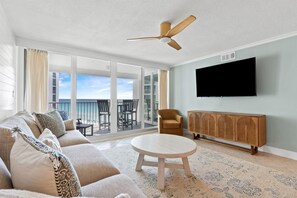 Condo, 2 phòng ngủ | Khu phòng khách | Smart TV 