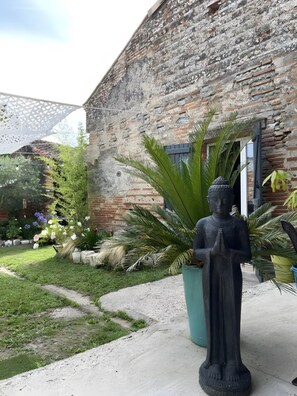 Exterior detail - Léontine Guest Room – Canal des Deux Mers by Bike (Lamagistère)
