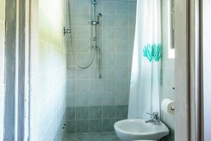 Dusche, Bidet, Handtücher, Toilettenpapier