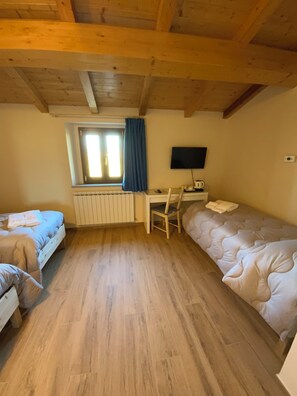 Classic Triple Room | Free WiFi - Casale La Rosa Azzurra  (Toscana)