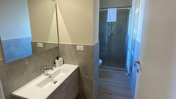 Classic Triple Room | Bathroom