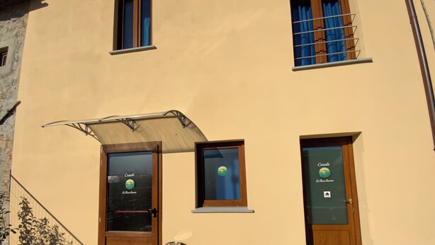 Un bâtiment avec deux portes, une petite fenêtre et un auvent en métal.