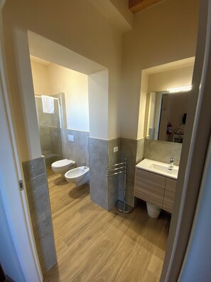 Classic Triple Room | Bathroom - Casale La Rosa Azzurra  (Toscana)