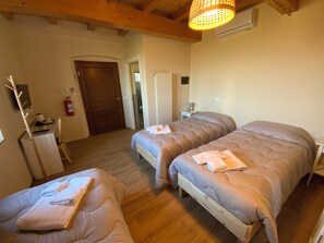 Classic Triple Room | Free WiFi - Casale La Rosa Azzurra  (Toscana)
