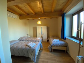 Classic Triple Room | Free WiFi - Casale La Rosa Azzurra  (Toscana)