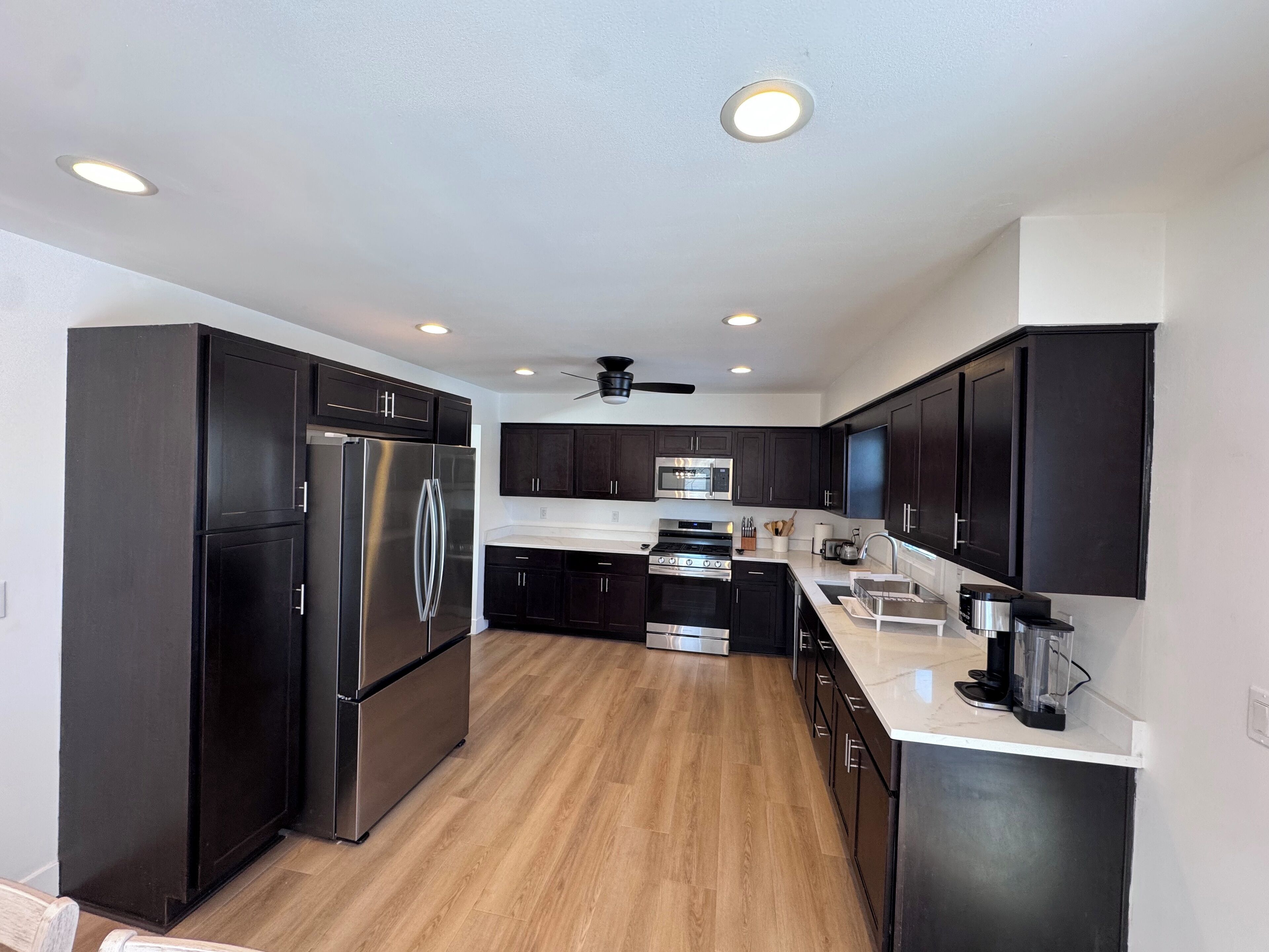 Micro-ondes, four, plaque de cuisson, lave-vaisselle