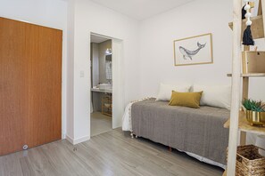 A bedroom with a bed, a bedside table, a mirror, and a wardrobe. - Urbana Domus Cabrera 401 (Buenos Aires)