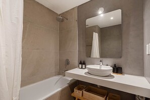 Hair dryer, towels, shampoo, toilet paper - URBANA DOMUS is a spectacular 180 m2 duplex with garden, pool and private grill. (Buenos Aires)