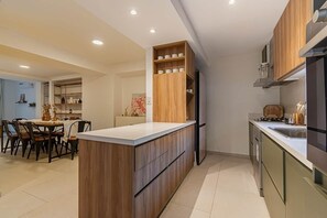 Fridge, microwave, oven, stovetop - URBANA DOMUS is a spectacular 180 m2 duplex with garden, pool and private grill. (Buenos Aires)