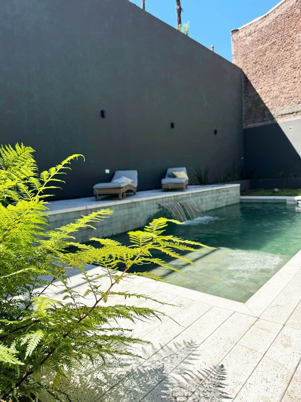 Una piscina al aire libre