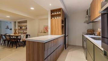 Refrigerador, microondas, horno, placa de cocina