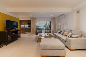 Smart TV - URBANA DOMUS is a spectacular 180 m2 duplex with garden, pool and private grill. (Buenos Aires)