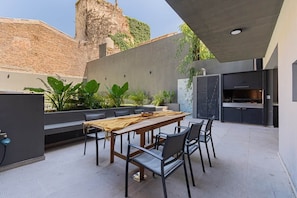 Outdoor dining - URBANA DOMUS is a spectacular 180 m2 duplex with garden, pool and private grill. (Buenos Aires)