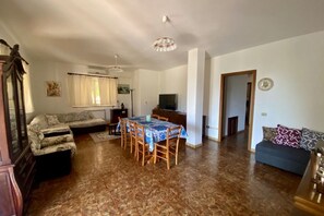 TV, fireplace, books - Casa Orlando with private garden (Tertenia)