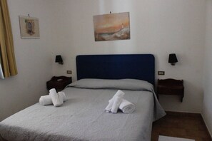 3 habitaciones, tabla de planchar con plancha y cuna de viaje 