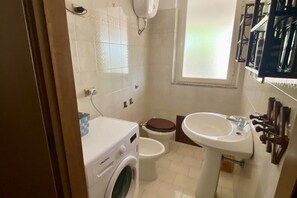 Shower, bidet, towels - Casa Orlando with private garden (Tertenia)