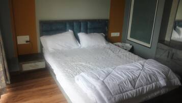 Deluxe Room | Desk, free WiFi